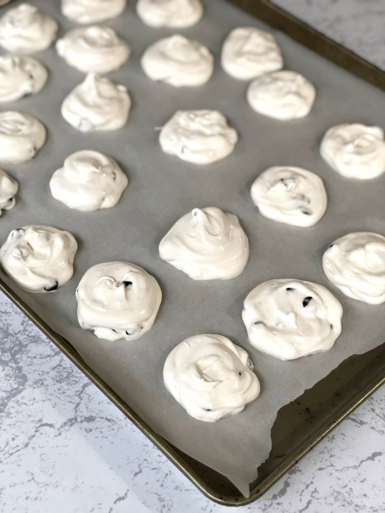 Meringue cookies on a tray ready to be cooked