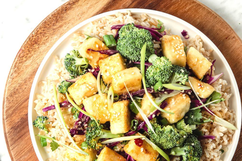 Upclose overhead picture of crispy tofu stir-fry