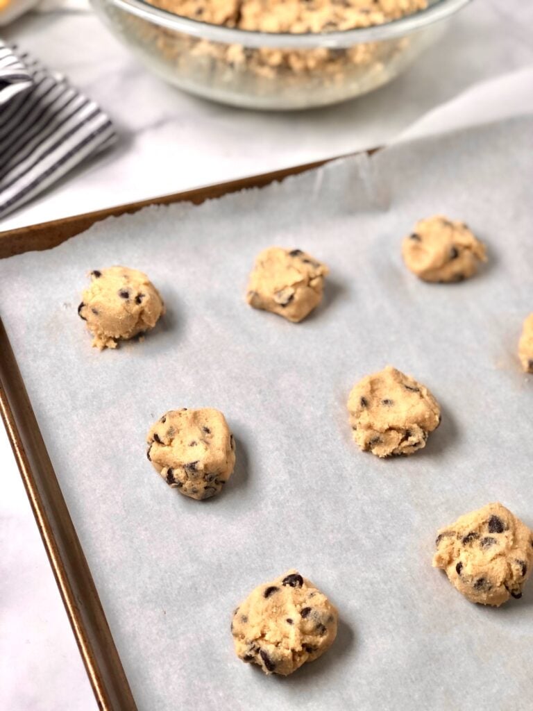 Picture of cookies rolled into balls on baking sheet
