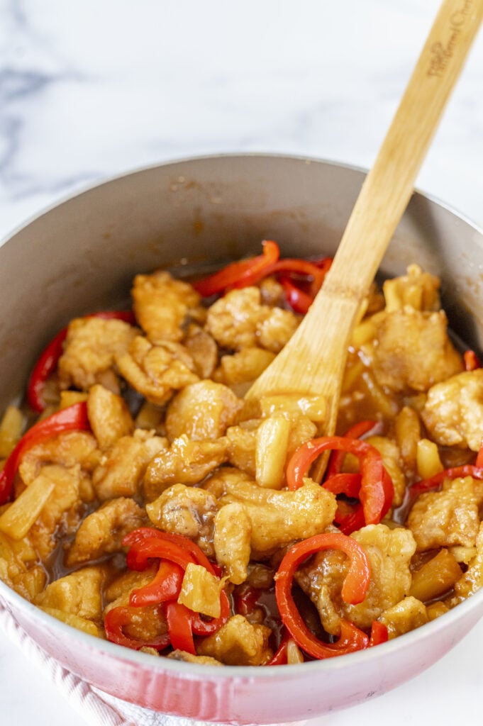 Pan with the gluten-free sweet and sour chicken with vegetables and sauce combined